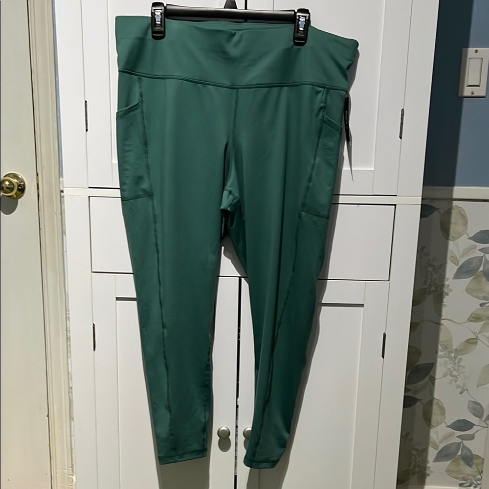 NWT Ideology Green Athletic Leggings. Size 2X. 7/8 length.